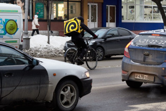 В Пензе водитель легковушки сбил курьера