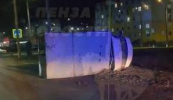 На улице Новоселов в Пензе перевернулся фургон На улице Новоселов в Пензе перевернулся фургон