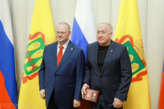 Олег Мельниченко наградил Рафика Ибрагимова медалью за содействие СВО