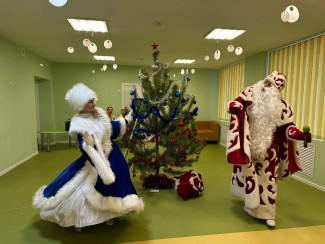 Новый год в больничной палате: как в Пензе подарили детям радость