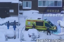Машина реанимации застряла в заваленном снегом дворе в Пензе