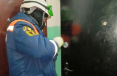 Пензенские спасатели помогли врачам попасть в квартиру на улице Мира