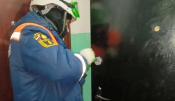 Пензенские спасатели помогли врачам попасть в квартиру на улице Мира Пензенские спасатели помогли врачам попасть в квартиру на улице Мира