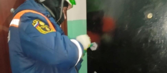 Пензенские спасатели помогли врачам попасть в квартиру на улице Мира