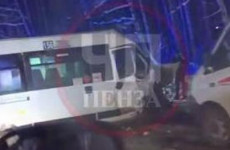 Приехало три «скорых»: в Пензе лоб в лоб столкнулись кроссовер и маршрутка