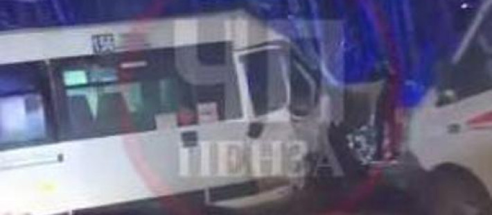 Приехало три «скорых»: в Пензе лоб в лоб столкнулись кроссовер и маршрутка