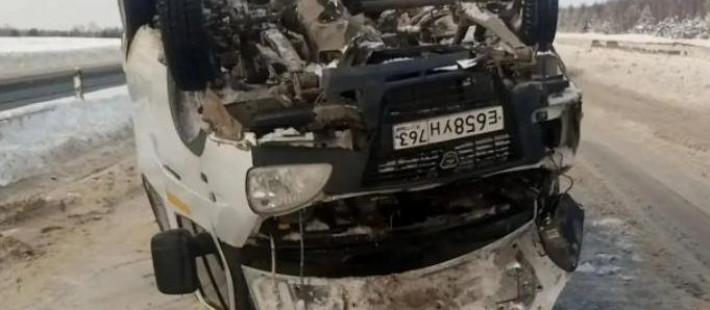 На трассе в Пензенской области перевернулся микроавтобус. ФОТО