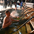 Олег Денисов искупался в проруби на Крещение в Пензе