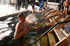 Олег Денисов искупался в проруби на Крещение в Пензе