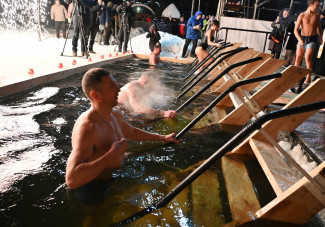 Олег Денисов искупался в проруби на Крещение в Пензе