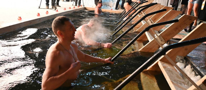 Олег Денисов искупался в проруби на Крещение в Пензе