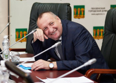 Иномарка для депутата Кухарева? ПГАУ покупает Geely с массажем и премиальной аудиосистемой