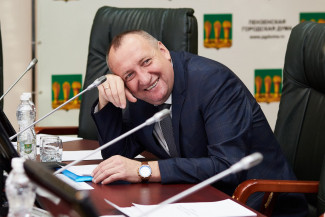 Иномарка для депутата Кухарева? ПГАУ покупает Geely с массажем и премиальной аудиосистемой