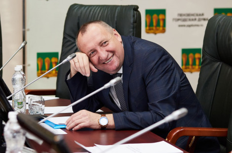 Иномарка для депутата Кухарева? ПГАУ покупает Geely с массажем и премиальной аудиосистемой