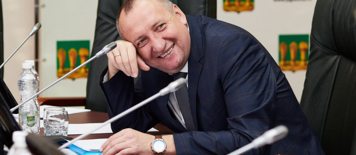 Иномарка для депутата Кухарева? ПГАУ покупает Geely с массажем и премиальной аудиосистемой