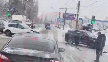 Очевидцы сообщают о серьезной аварии на улице Аустрина в Пензе