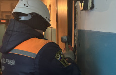 Пензенские спасатели помогли полицейским попасть в квартиру на улице Кулибина Пензенские спасатели помогли полицейским попасть в квартиру на улице Кулибина