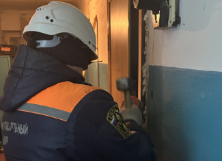 Пензенские спасатели помогли полицейским попасть в  квартиру на улице Кулибина