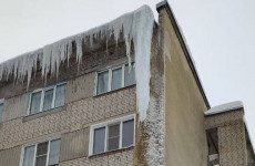 Безопасность вышла из чата: в Пензе заметили сосульки длиной несколько метров