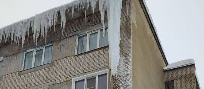 Безопасность вышла из чата: в Пензе заметили сосульки длиной несколько метров