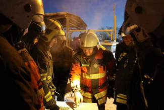 В Пензе 150 человек продолжают тушить пожар на нефтебазе после атаки дрона