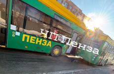 На улице Чкалова в Пензе столкнулись автобус и троллейбус