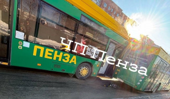 На улице Чкалова в Пензе столкнулись автобус и троллейбус