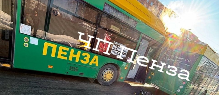 На улице Чкалова в Пензе столкнулись автобус и троллейбус