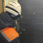 Один дома: пензенские спасатели вскрыли квартиру с ребенком внутри