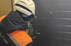 Один дома: пензенские спасатели вскрыли квартиру с ребенком внутри