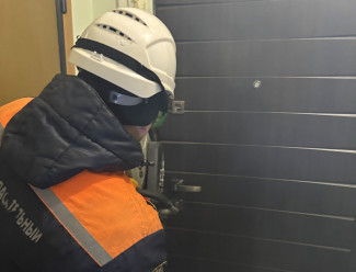 Один дома: пензенские спасатели вскрыли квартиру с ребенком внутри