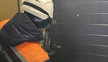 Один дома: пензенские спасатели вскрыли квартиру с ребенком внутри