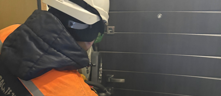 Один дома: пензенские спасатели вскрыли квартиру с ребенком внутри