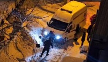 Коммунальный провал в Пензе: застрявшая в снегу скорая 40 минут не могла вывезти пациента