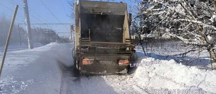 Коммунальный паралич в Пензе: спецтехника не смогла проехать из-за сугробов