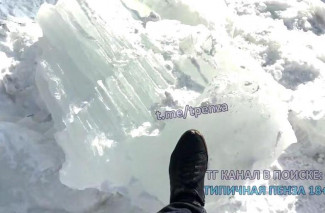 Ледяная бомба в центре Пензы: глыба с крыши разнесла балкон