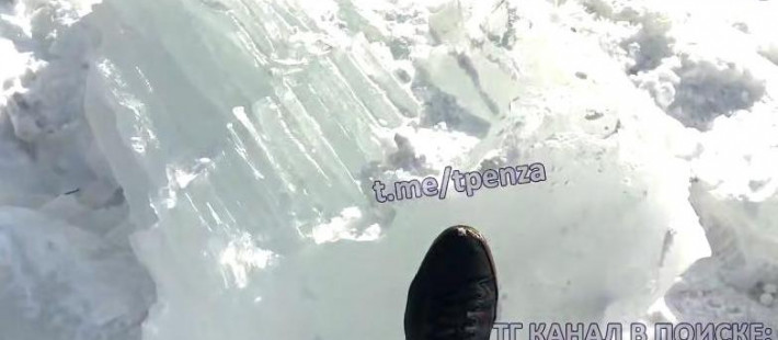 Ледяная бомба в центре Пензы: глыба с крыши разнесла балкон