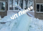 В Пензенской области огромная глыба льда разнесла балкон — жильцы в шоке