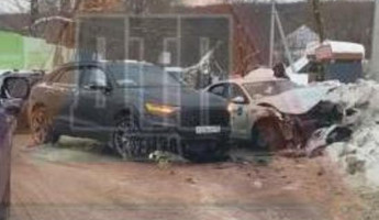 Пенза тонет в сугробах: на окраине города такси разнесло в жестком ДТП