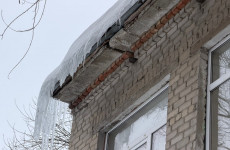 В Пензе родители бьют тревогу из-за ледяной глыбы и сосулек, нависших над входом в детсад В Пензе родители бьют тревогу из-за ледяной глыбы и сосулек, нависших над входом в детсад