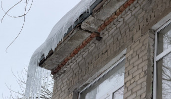 В Пензе родители бьют тревогу из-за ледяной глыбы и сосулек, нависших над входом в детсад