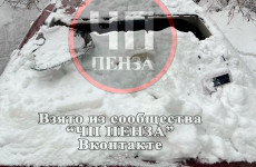 В Пензенской области ледяная глыба раздавила машину — чудом без жертв