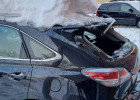 Центр Пензы под обстрелом: ледяная глыба разбила очередную машину