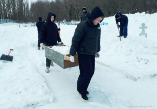 На Мироносицком кладбище в Пензе очистили от снега братские могилы