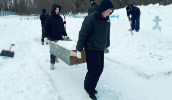 На Мироносицком кладбище в Пензе очистили от снега братские могилы