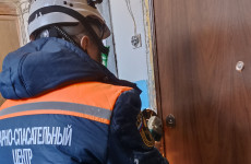 На улице Кулакова в Пензе спасатели вскрыли квартиру из-за молчания хозяйки На улице Кулакова в Пензе спасатели вскрыли квартиру из-за молчания хозяйки