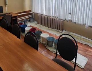 Школьный коллапс в Пензе: дети учатся под протекающей крышей