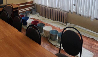 Школьный коллапс в Пензе: дети учатся под протекающей крышей Школьный коллапс в Пензе: дети учатся под протекающей крышей