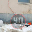 В центре Пензы на подростка упала с крыши снежная масса – соцсети