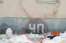 В центре Пензы на подростка упала с крыши снежная масса – соцсети В центре Пензы на подростка упала с крыши снежная масса – соцсети
